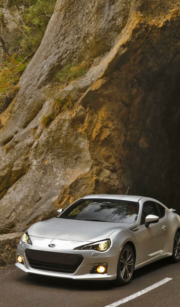 Автомобиль Subaru BRZ у тоннеля