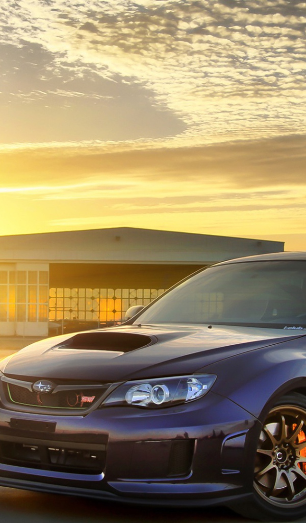 Автомобиль Subaru Impreza на восходе солнца