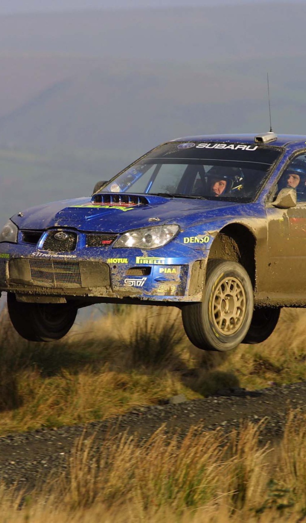 Грязный гоночный автомобиль Subaru