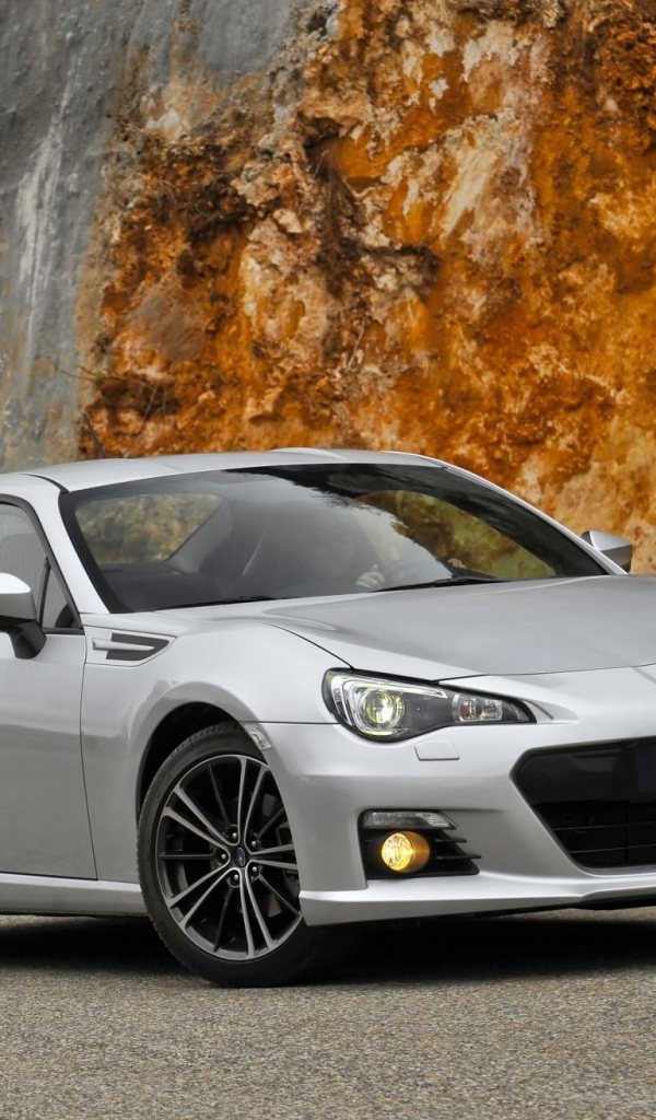 Серая Subaru BRZ у скалы
