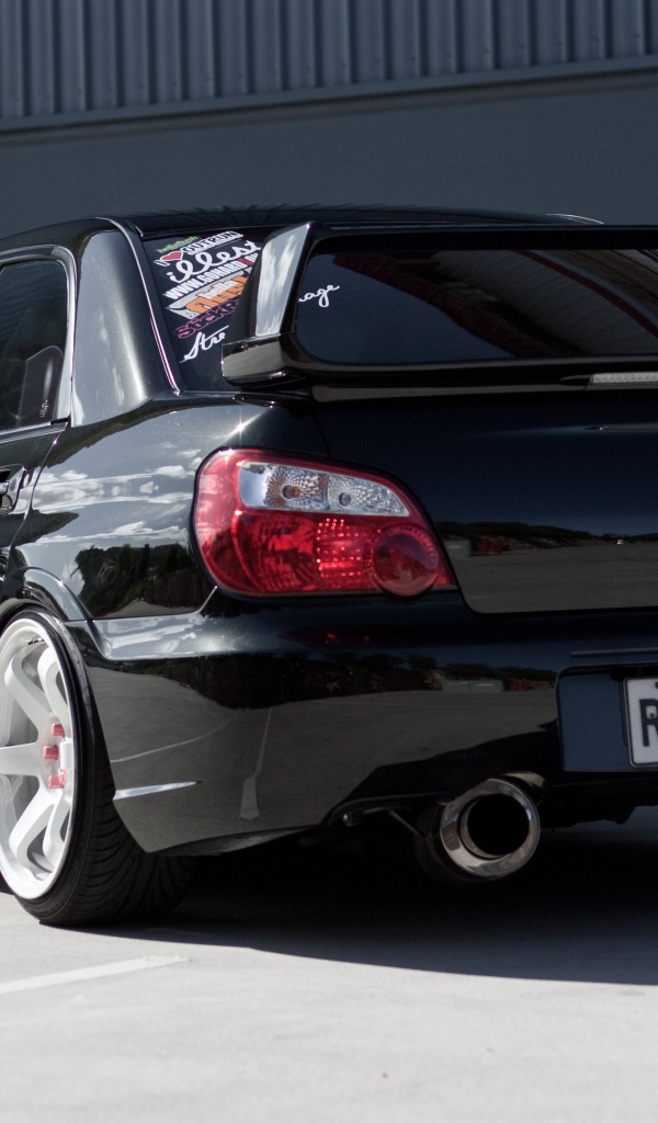 Вид сзади на черную Subaru Impreza WRX STi