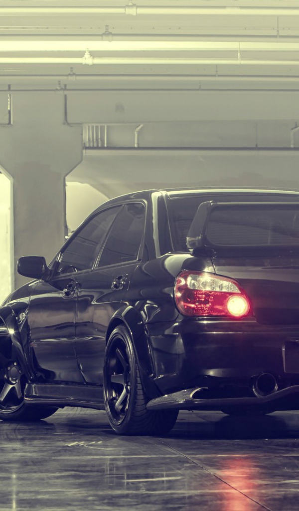 Subaru Impreza STI на стоянке