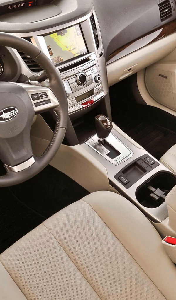 Белый салон Subaru Legacy