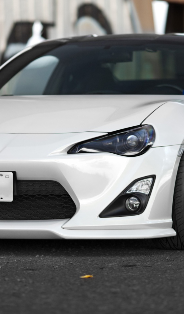 Красивая белая Toyota GT86