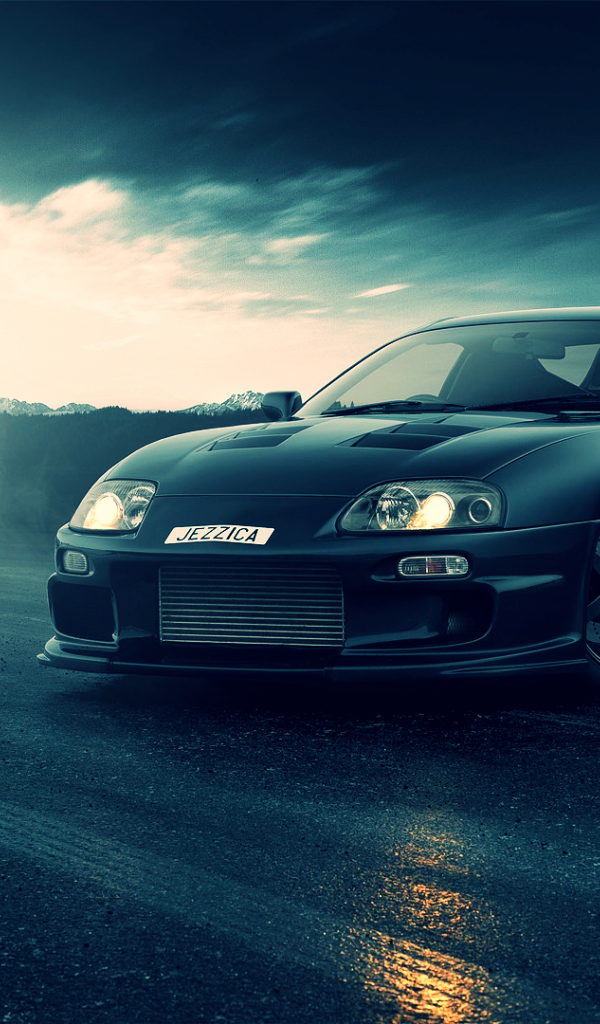 Черная Toyota Supra на шоссе