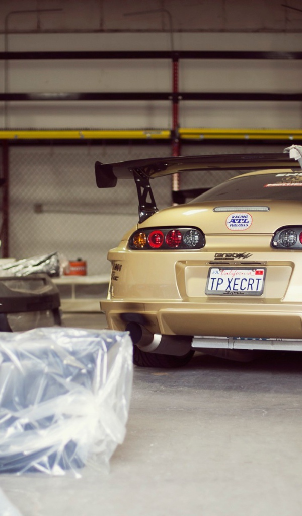 Коричневая Toyota Supra MK4 в гараже