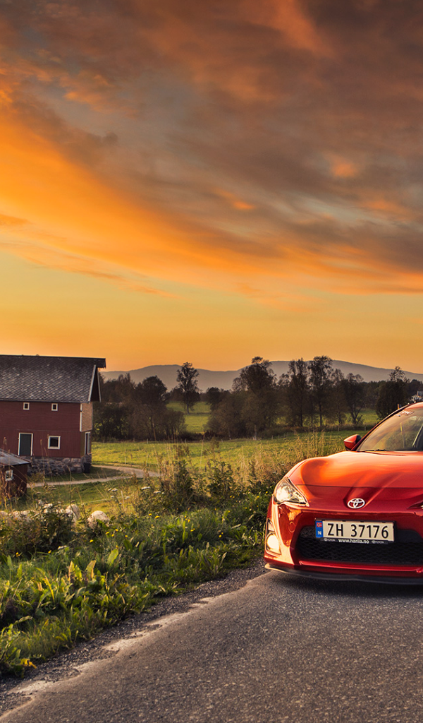 Красная Toyota GT86 на сельском шоссе