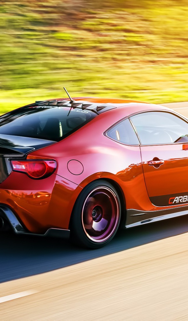 Красная Toyota GT86 на дороге
