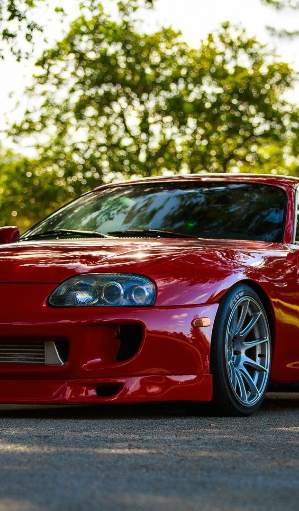 Красная Toyota Supra