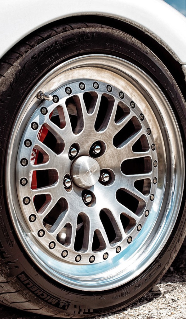 Колесо белой Toyota Supra