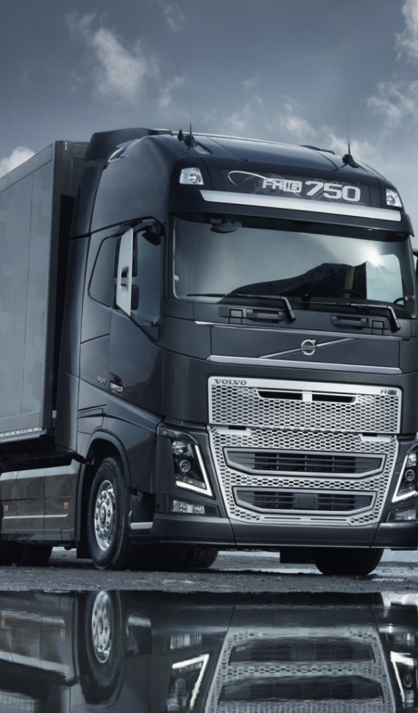 Черно белое фото тягача Volvo