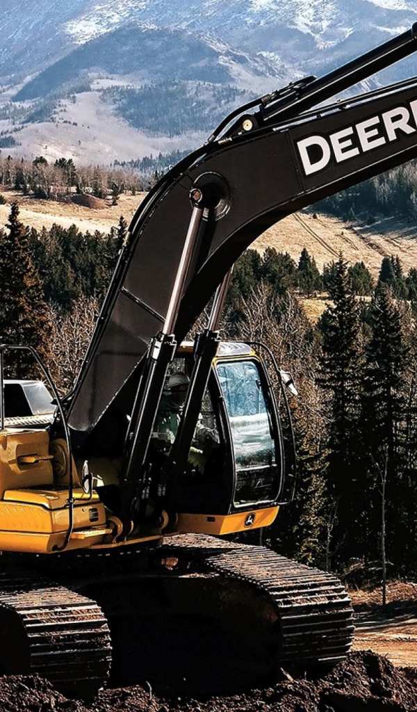 Экскаватор в лесу