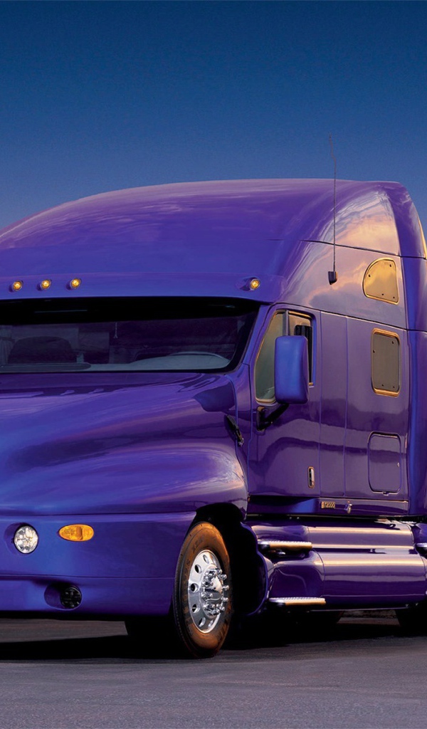 Мощный сиреневый тягач на фоне города