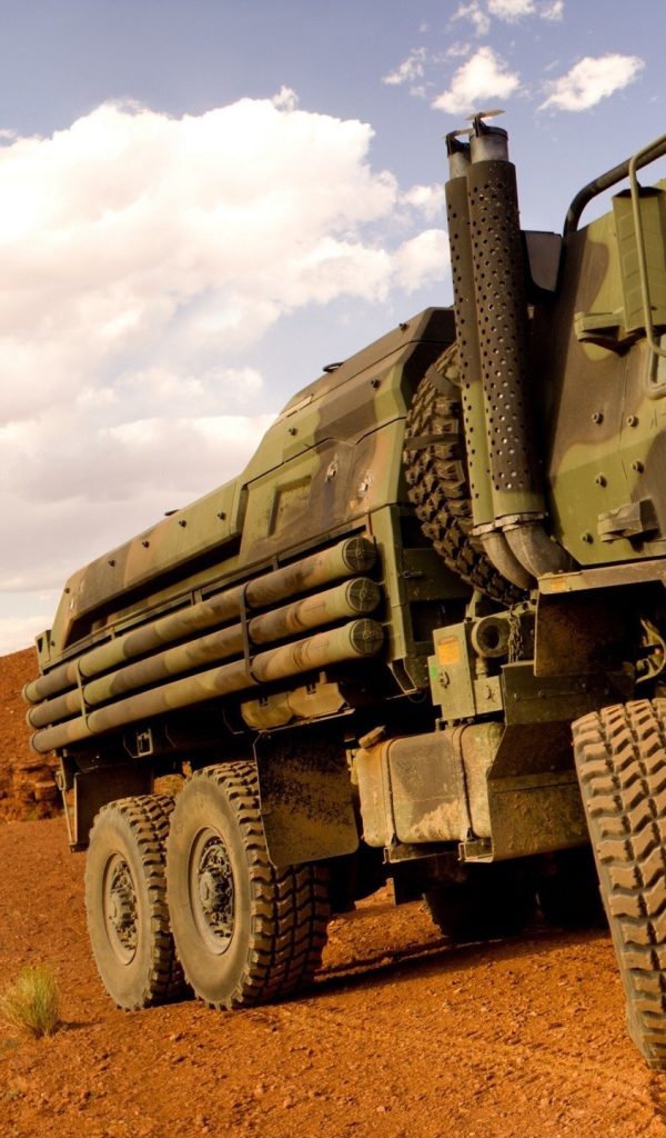 Военный грузовик в пустыне в США