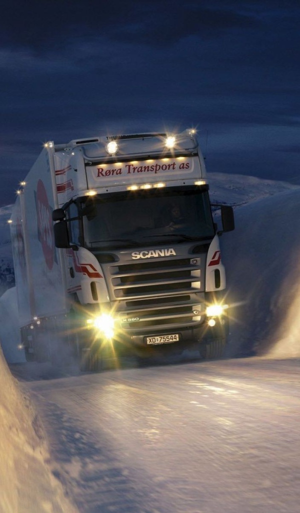 Грузовик на зимней дороге