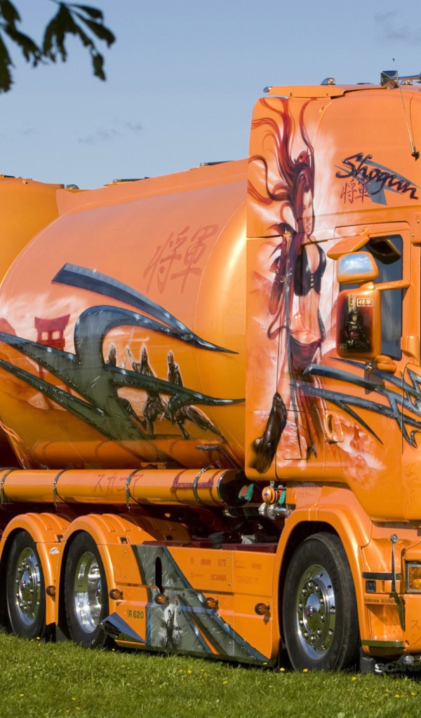 Грузовой автомобиль с цистернами