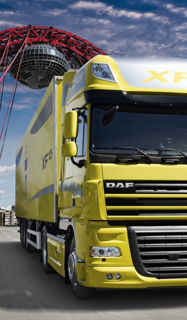 Желтый грузовик ДАФ на мосту