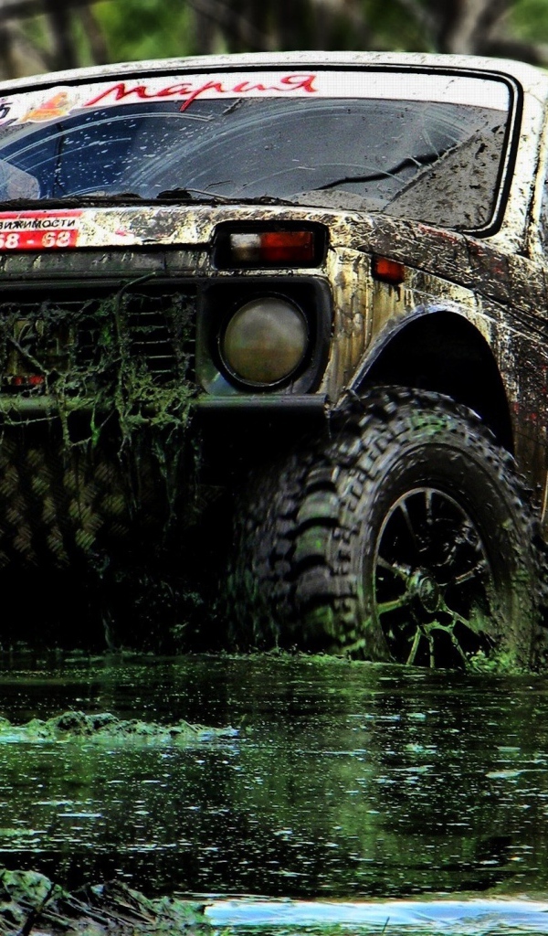 Внедорожник Лада Нива в грязи