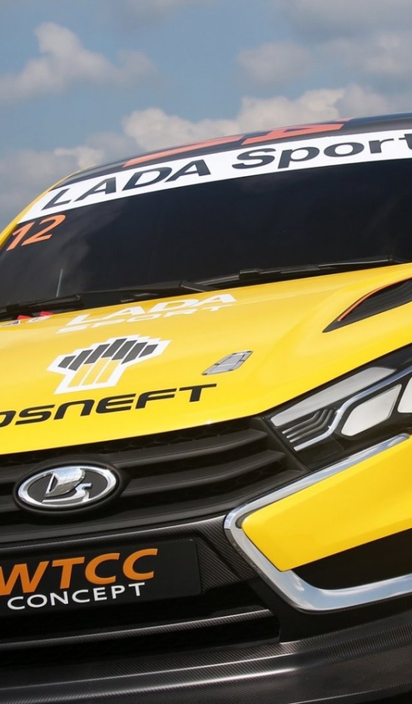 Желтый автомобиль Лада Веста Спорт