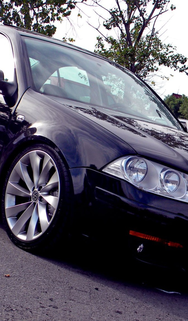 Черный автомобиль Volkswagen Bora