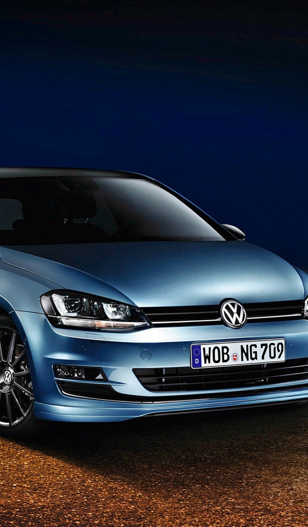 Голубой автомобиль Volkswagen golf 7