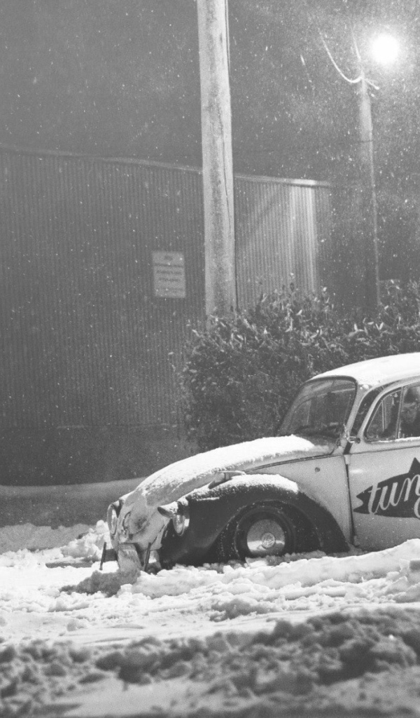 Автомобиль Volkswagen Beetle покрыт снегом