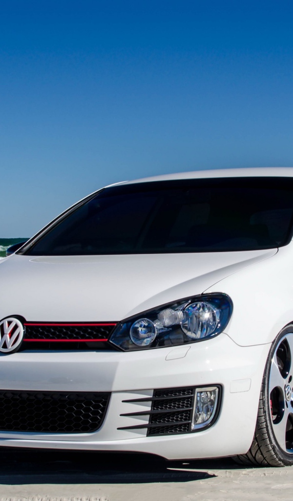 Белый Volkswagen Golf Mk6 GTI на берегу моря