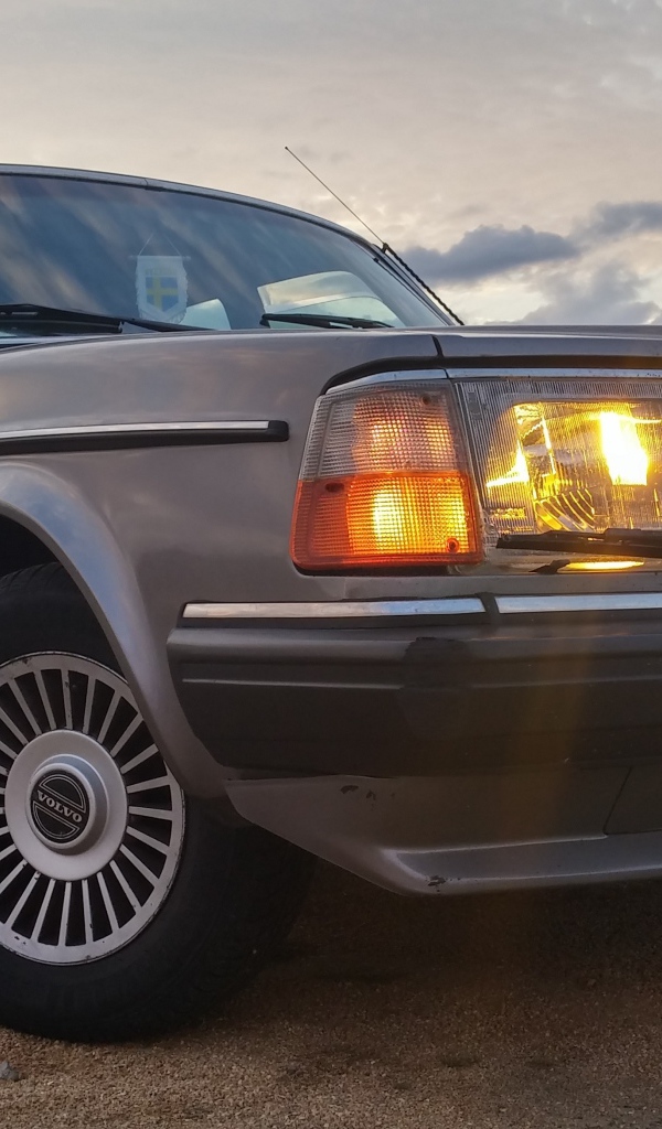 Коричневый автомобиль Volvo 240