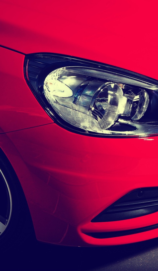 Фары красного авто Volvo