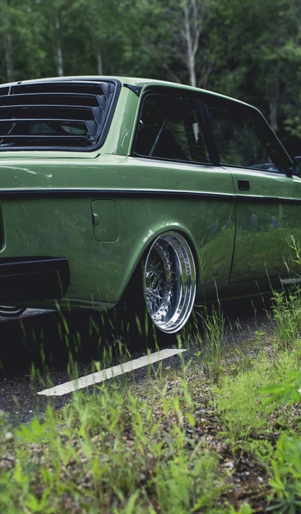 Автомобиль Volvo 240 у обочины