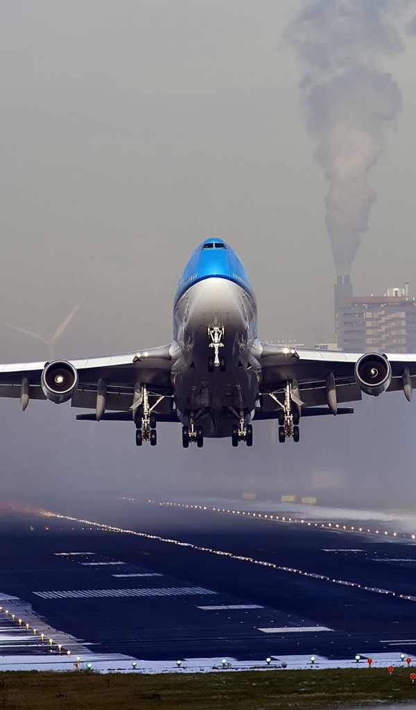 Боинг 747 идет на взлет