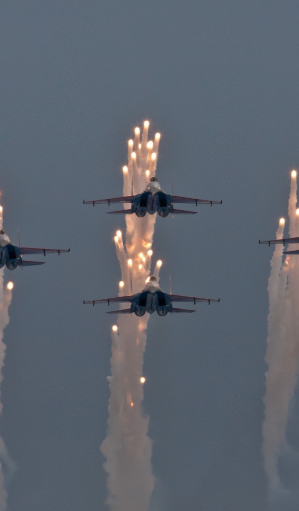 Отряд истребителей выбросил тепловые ловушки