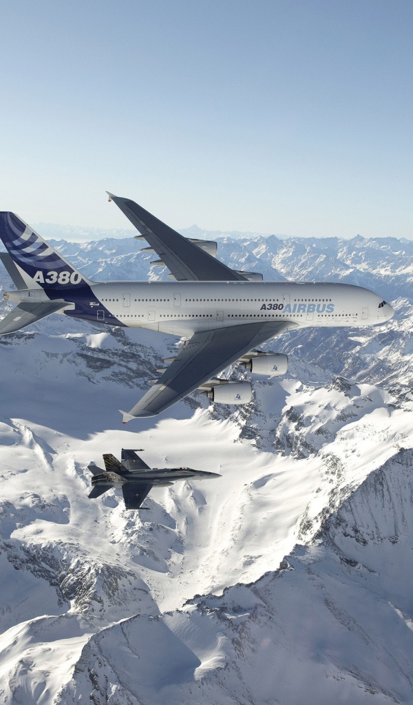 Самолет Airbus A380 над горами