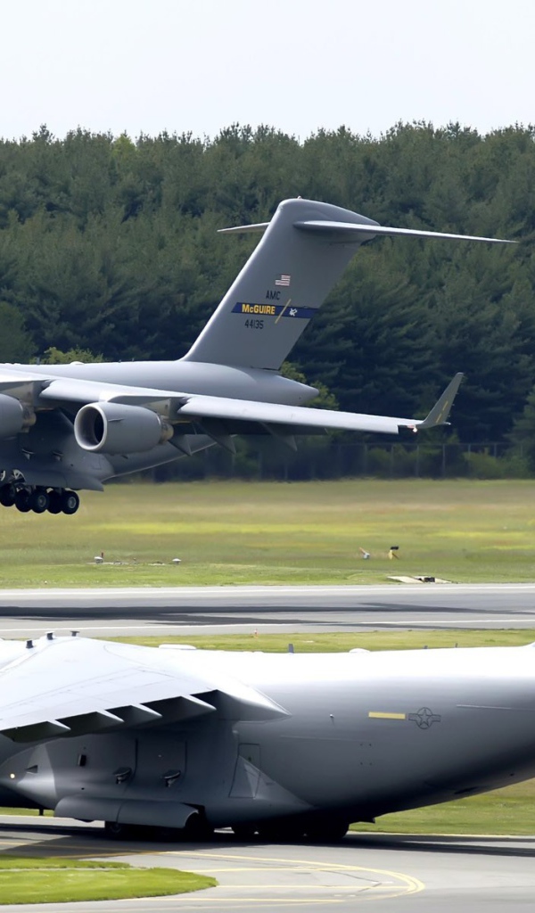 Самолеты C-17 Globmaster на взлетно посадочной полосе