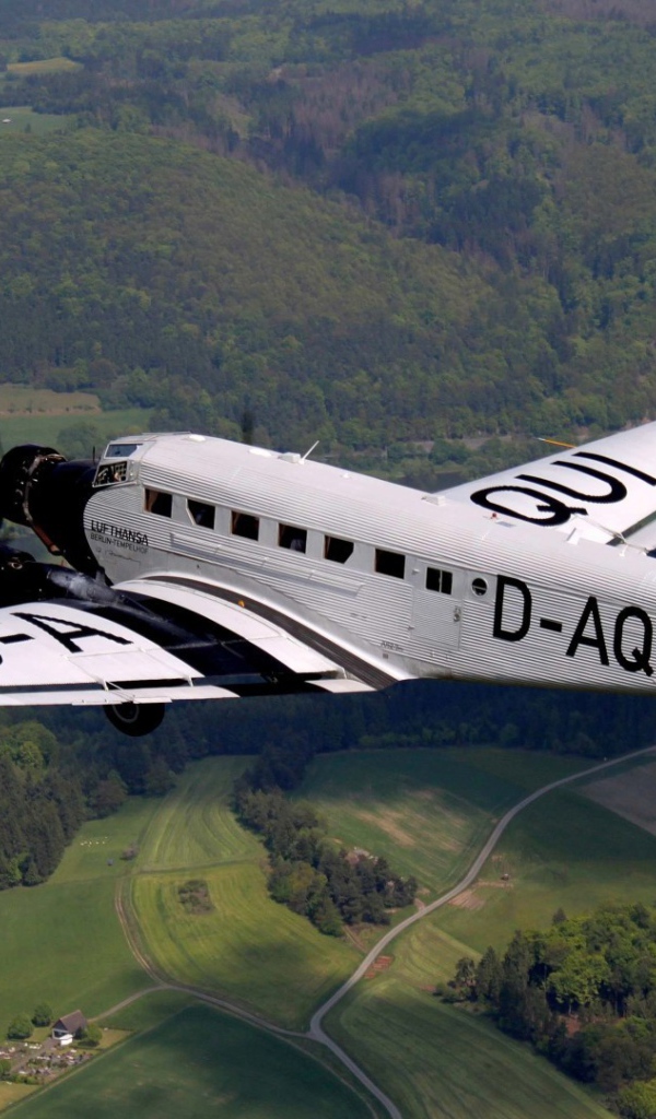 Самолет Junkers Ju 52-3m над полями