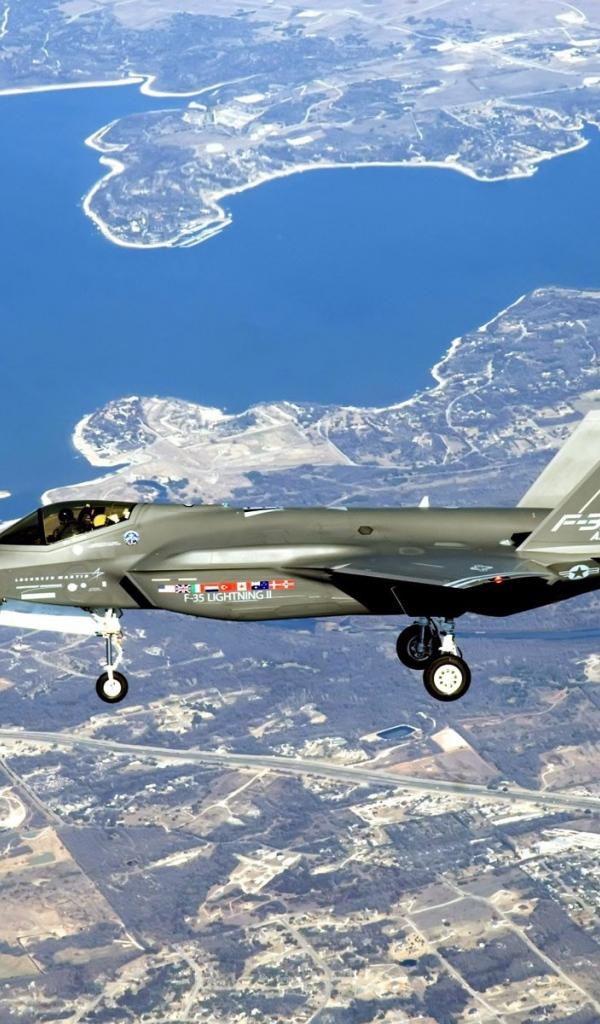 Самолет F-35 Lightning II над городом