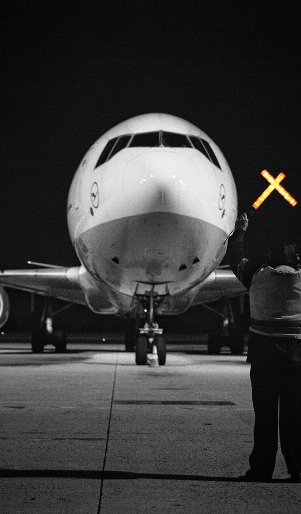 Сотрудник аэропорта помогает пилотам