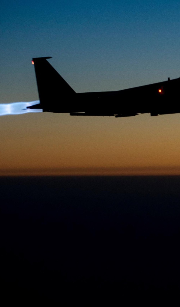 Голубой выхлоп истребителя F-15 Eagle