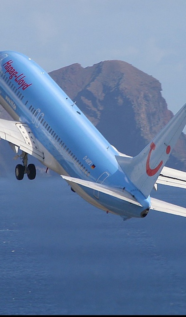 Голубой самолет над заливом