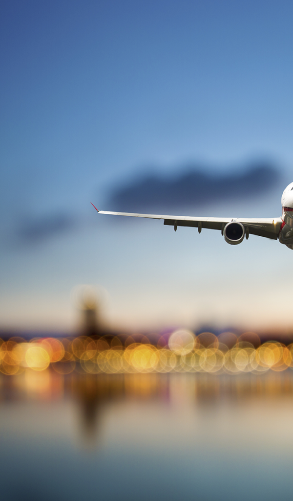 Боинг садится в аэропорту в Японии