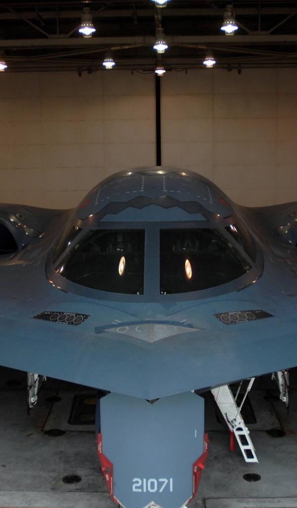 Бомбардировщик B-2 в ангаре