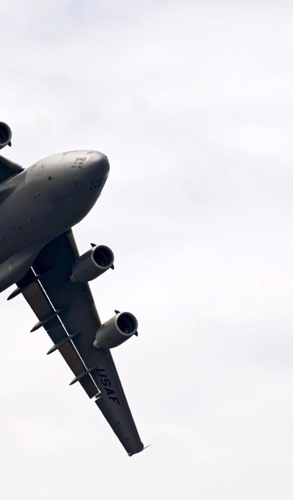 Самолет C-17 Globmaster в небе