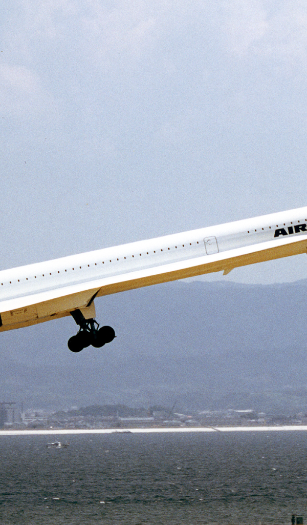 Конкорд над водой залива