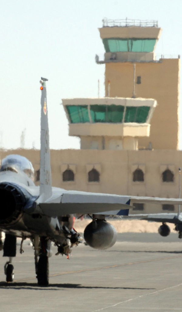 F-15 Eagle на военной базе