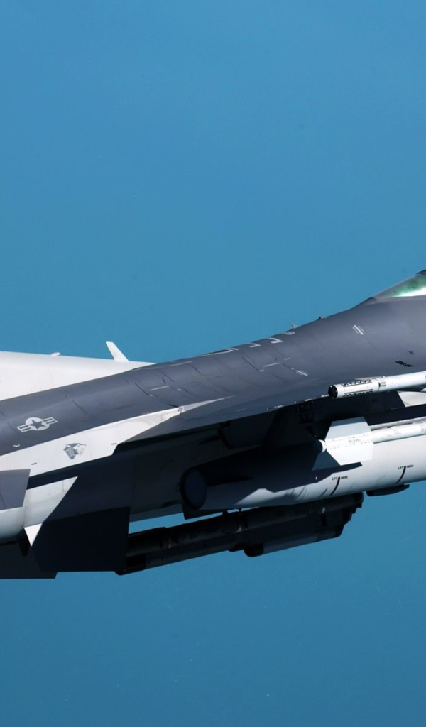 Самолет F-16 на голубом фоне неба
