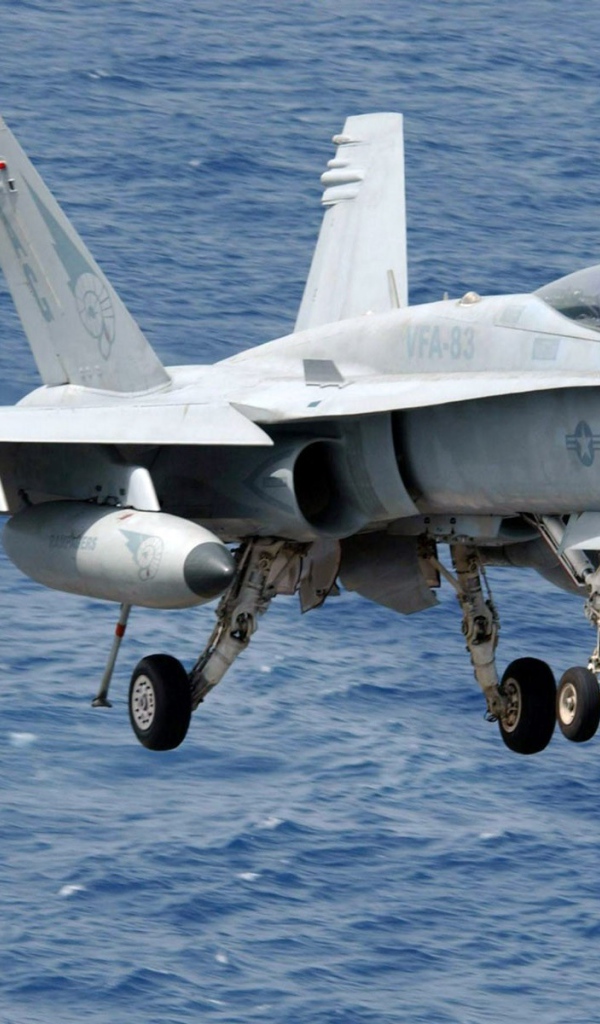 Истребитель F-16 на фоне моря