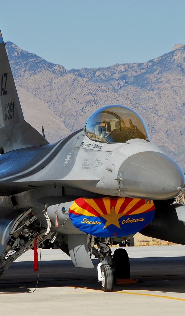Истребитель на авиабазе в Аризоне