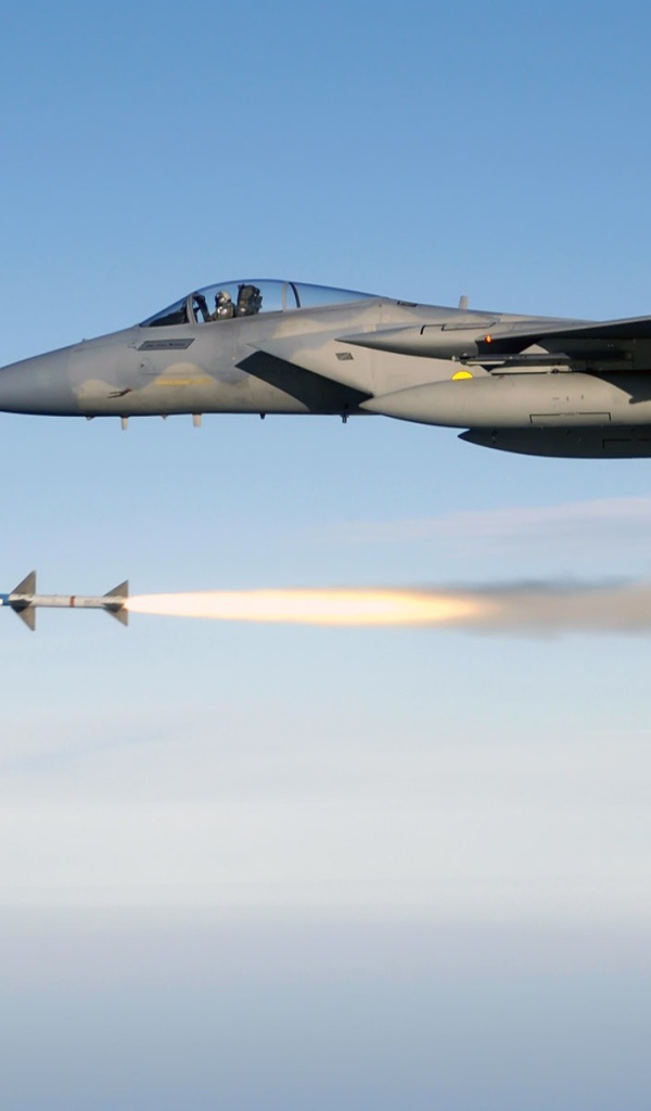 Истребитель F-18 Hornet произвел пуск ракеты