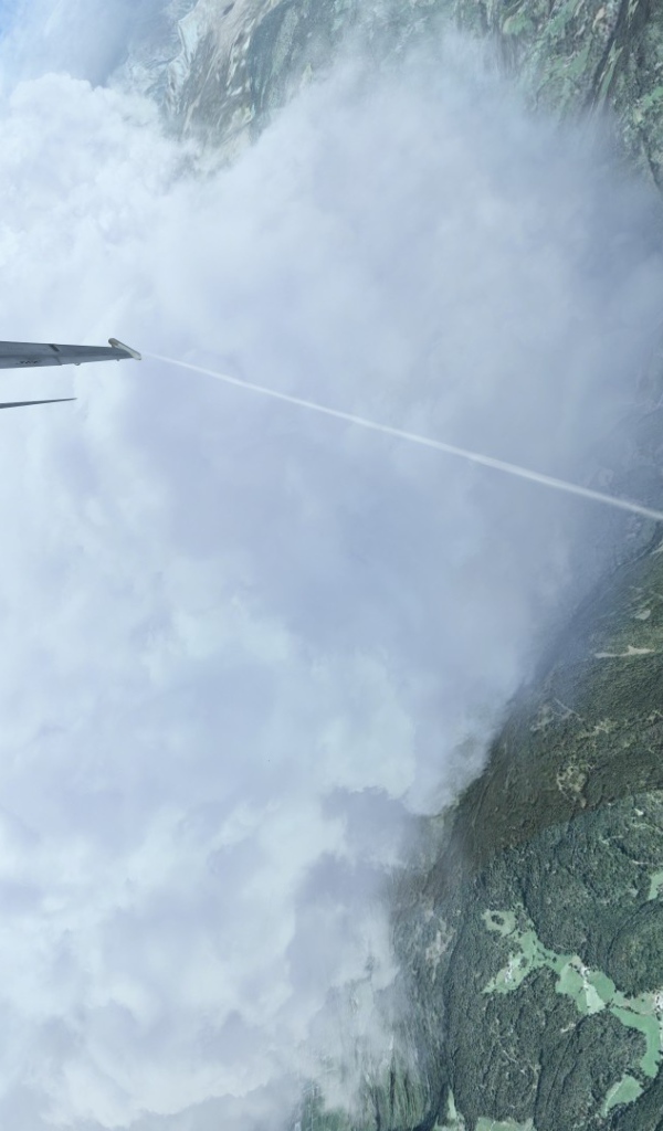 Истребитель летит сквозь облако в горах