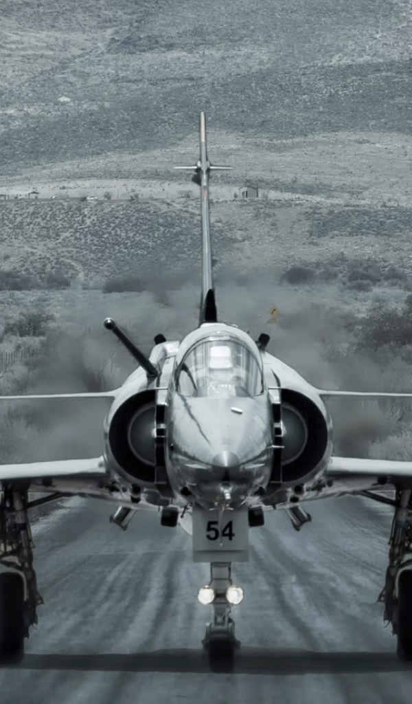 Истребитель на взлетно-посадочной полосе